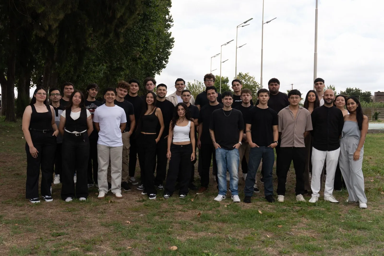 Equipo Motorsport UNLaM (Fórmula SAE/Formula Student) en la parrilla de salida de Top Race en el Autódromo Óscar y Juan Gálvez, Buenos Aires (noviembre 2025).